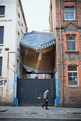 ​   Do-Ho Suh installed this site specific piece, Bridging Home , in which city? A)  New Haven B)  London C)  Seoul D)  New York City