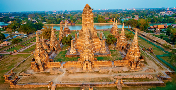 ​   What term do art historian use for the stupa towers of Thai temple complexes such as the one at Wat Chai Wattanaram? A)  Wat B)  Pagoda C)  Pagan D)  Prang