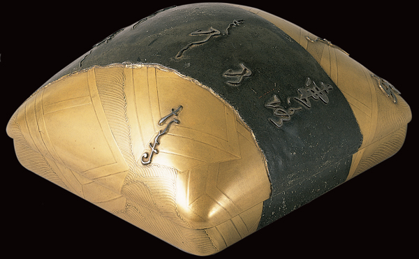 <strong> This lacquer writing box Boat Bridge by Honami Koetsu is an example of which style?</strong> A) Nihonga B) Haboku C) Rinzai school D) Rinpa School