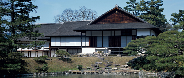 <strong> Which design aspect of the Katsura Imperial Villa can be considered most emblematic of Japanese residential architecture?</strong> A) Ornamentation that emphasizes owner's wealth B) Open doors create harmonious integration with garden C) Bright primary colors for walls and beams D) Large open-plan interior areas