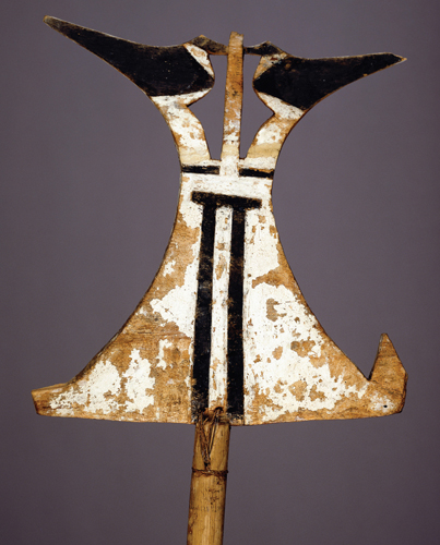 <strong> The canoe prow ornament illustrated here is meant to show what design?</strong> A) Seagulls B) Stylized serpent C) Sea swallows or stylized human D) Ceremonial house