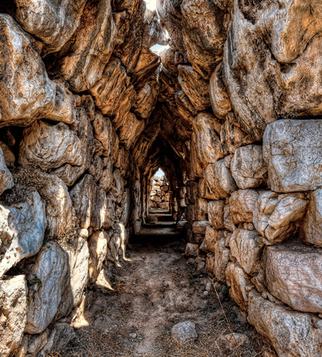 <strong> Which Mycenaean site includes corbel-vaulted galleries in its fortification walls?</strong> A) Mycenae B) Sparta C) Pylos D) Tiryns